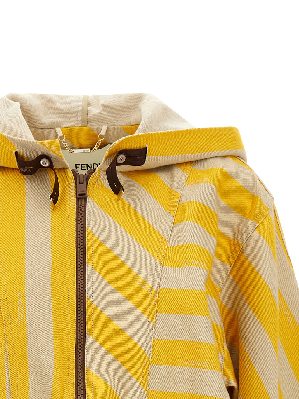 Veste en coton bicolore Fendi, coupe décontractée, avec logo visible, portée sur un mannequin.