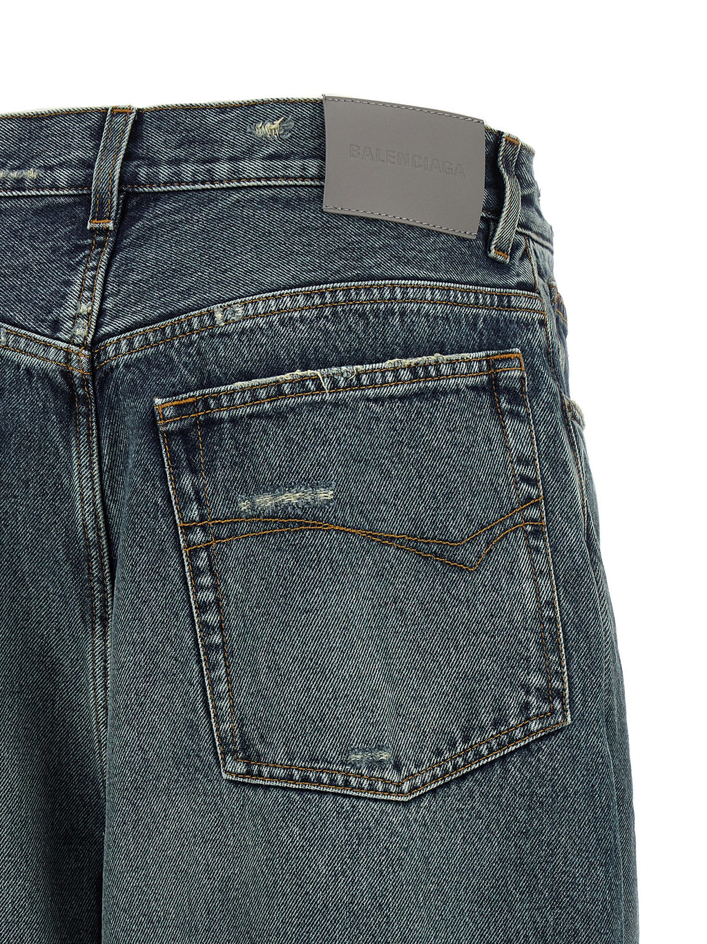 Jeans bleus en coton de coupe décontractée de la marque Balenciaga, visibles avec détails de couture et ceinture.