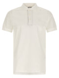 Chemise polo en coton blanc de la marque Burberry, avec col et boutons, affichée sur un mannequin.