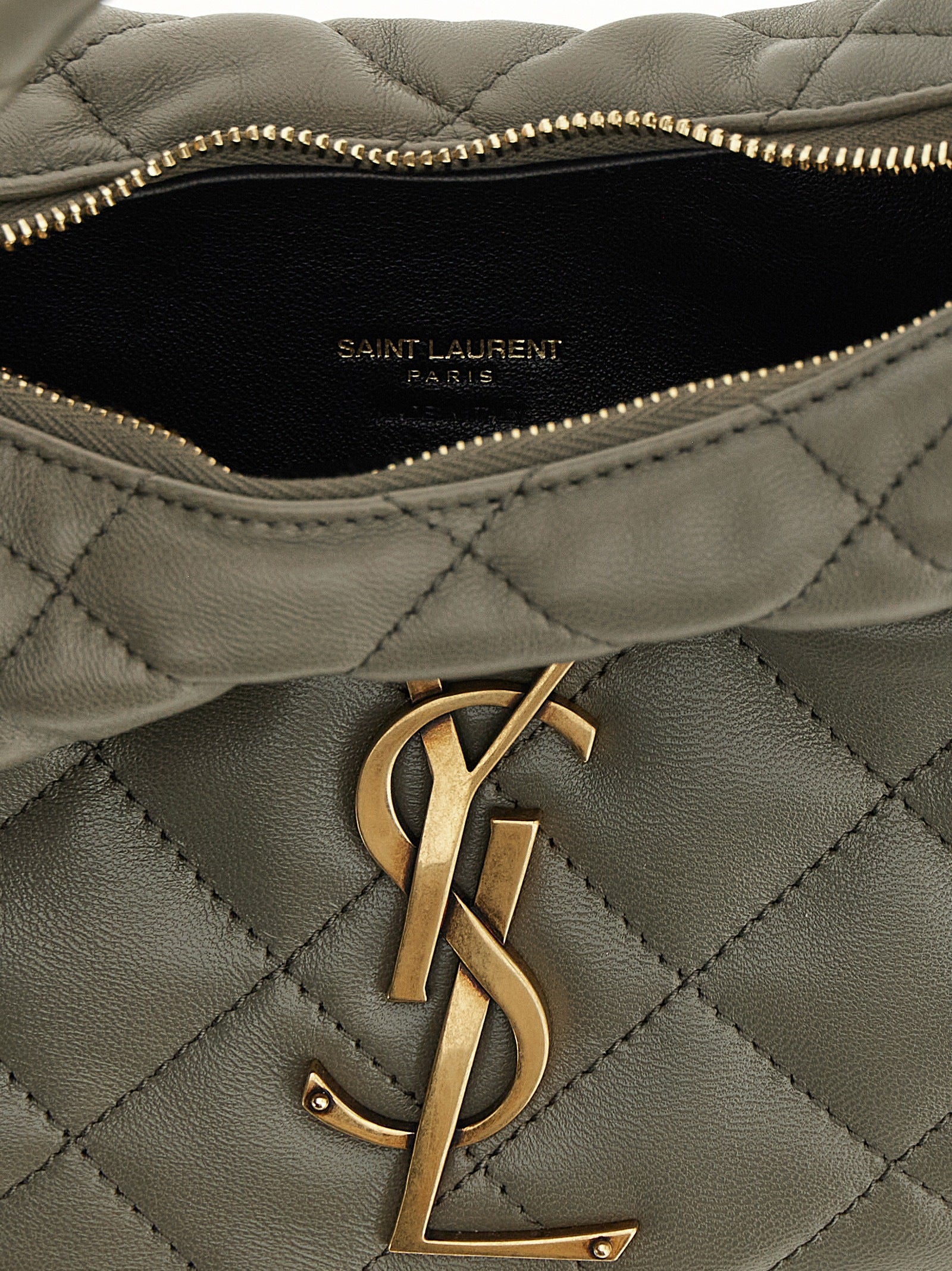 Sac à main en cuir d'agneau gris de Saint Laurent, design élégant avec détails sophistiqués.