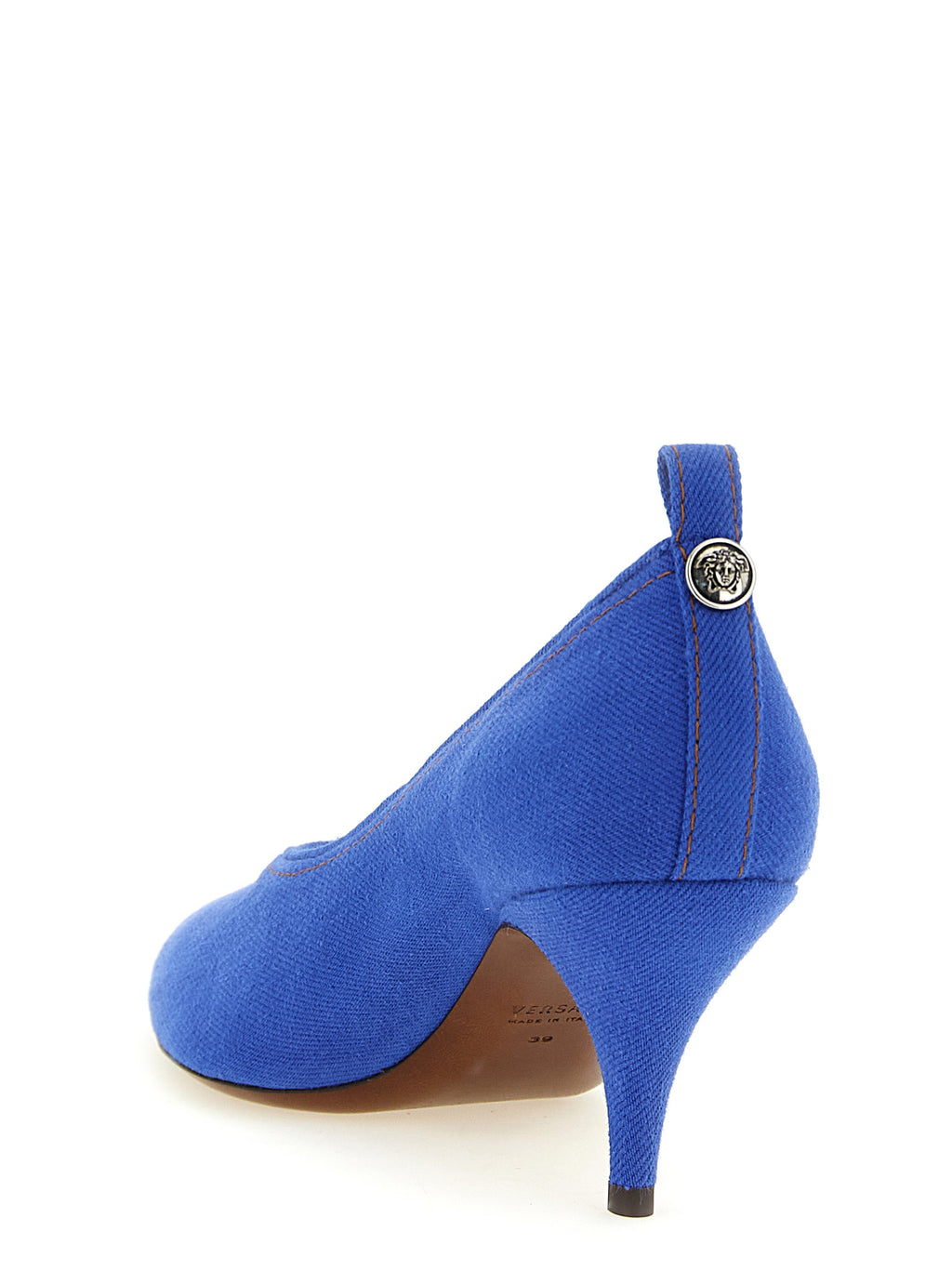 Chaussures à talons moyens Versace en coton bleu, élégantes et sophistiquées, vues de face avec détails de la texture en coton.