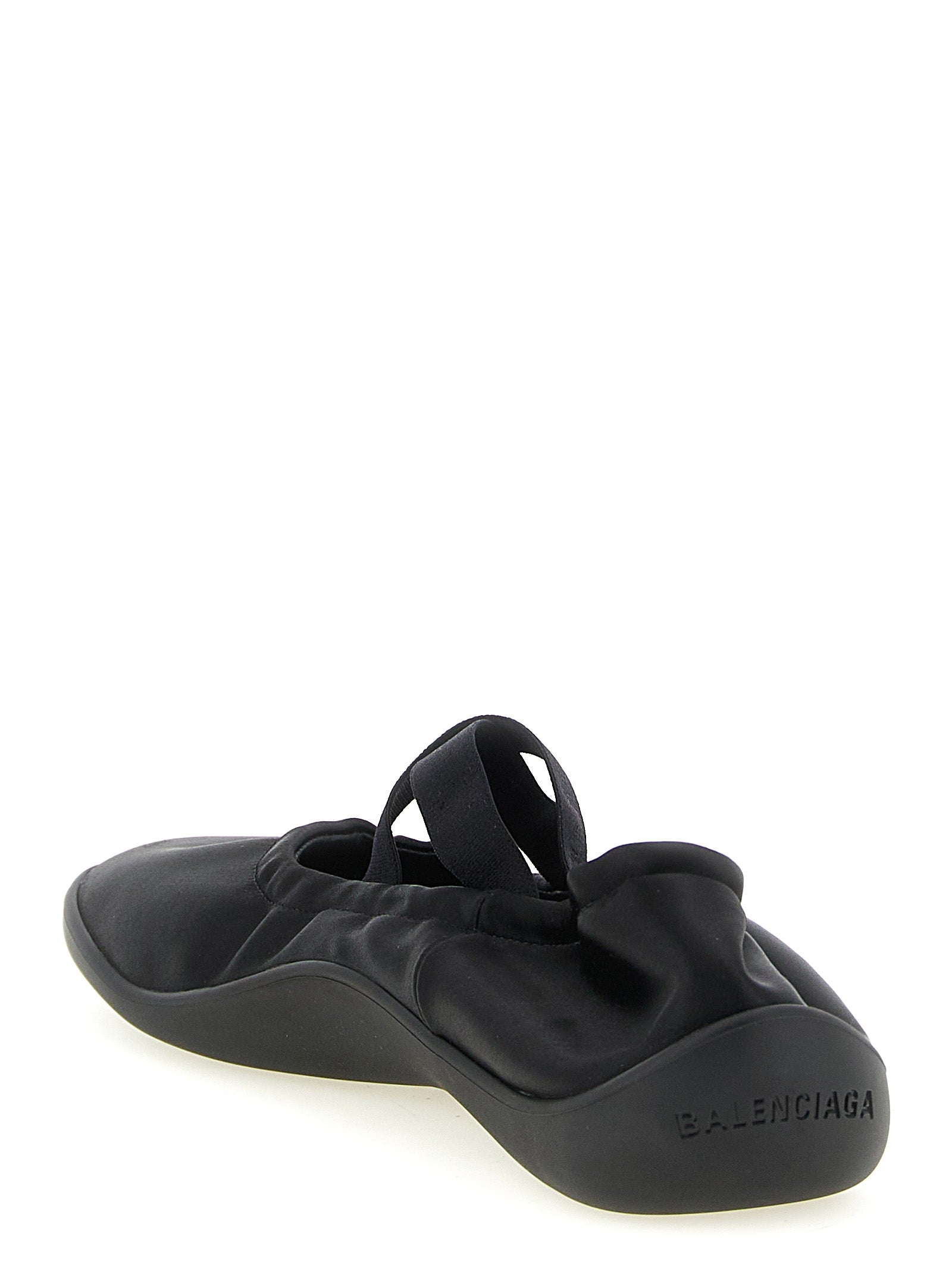 Chaussures ballerines en polyester noir de Balenciaga, design élégant et moderne, visibles en gros plan.