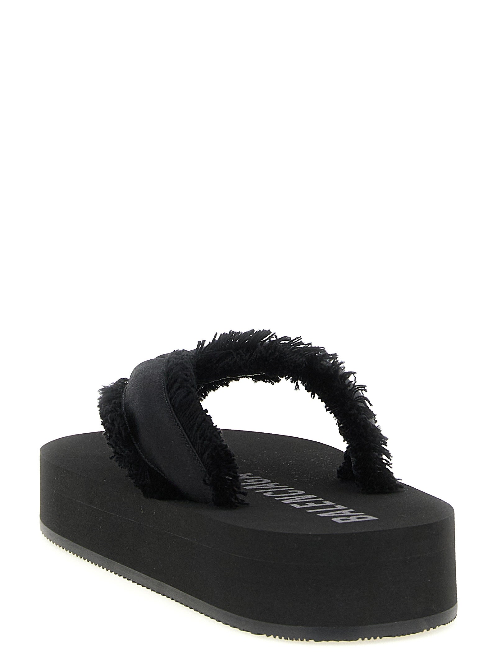 Sandales noires Balenciaga en viscose avec semelle épaisse et design moderne, visibles en gros plan.