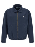 Veste longue en coton bleu de Polo Ralph Lauren, style classique et élégante, visible sur un mannequin.