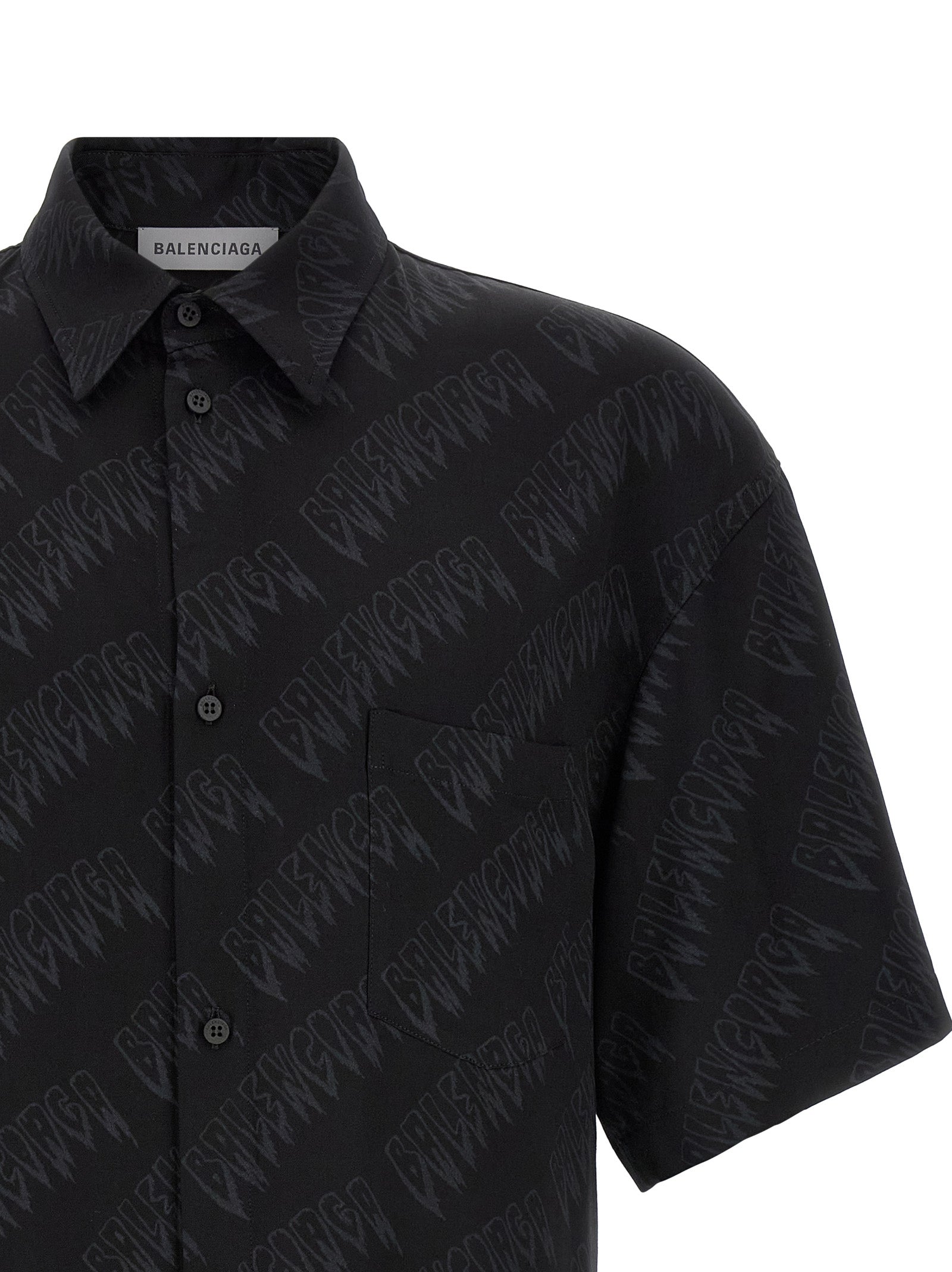 Chemise noire en viscose de la marque Balenciaga, avec coupe élégante et détails modernes visible sur l'image.