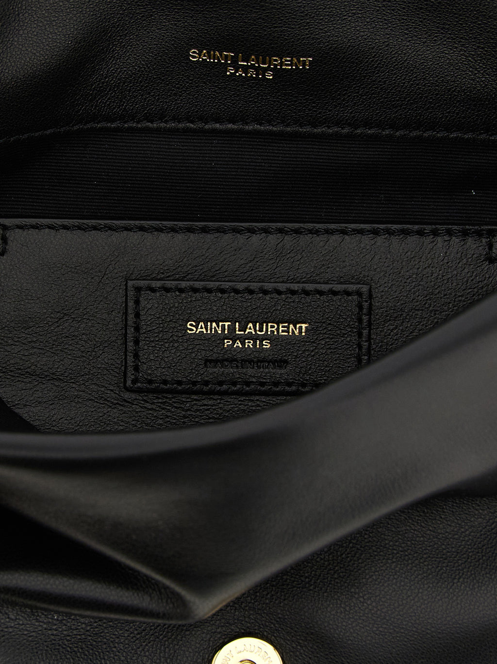 Sac à bandoulière en cuir d'agneau noir de Saint Laurent, avec détails élégants et finition raffinée.