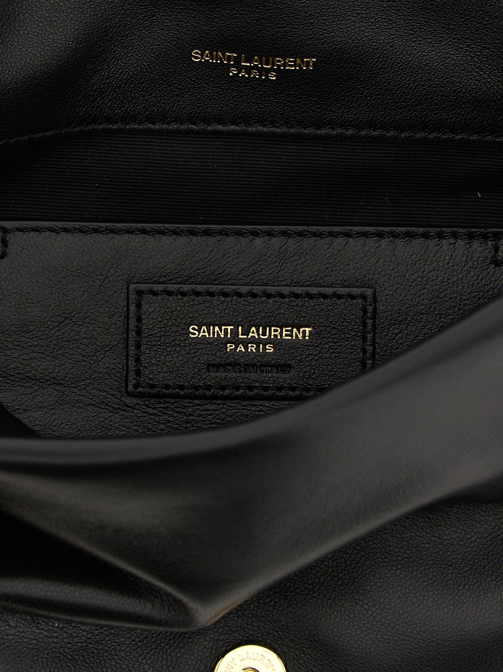 Sac à bandoulière en cuir d'agneau noir de Saint Laurent, avec détails élégants et finition raffinée.