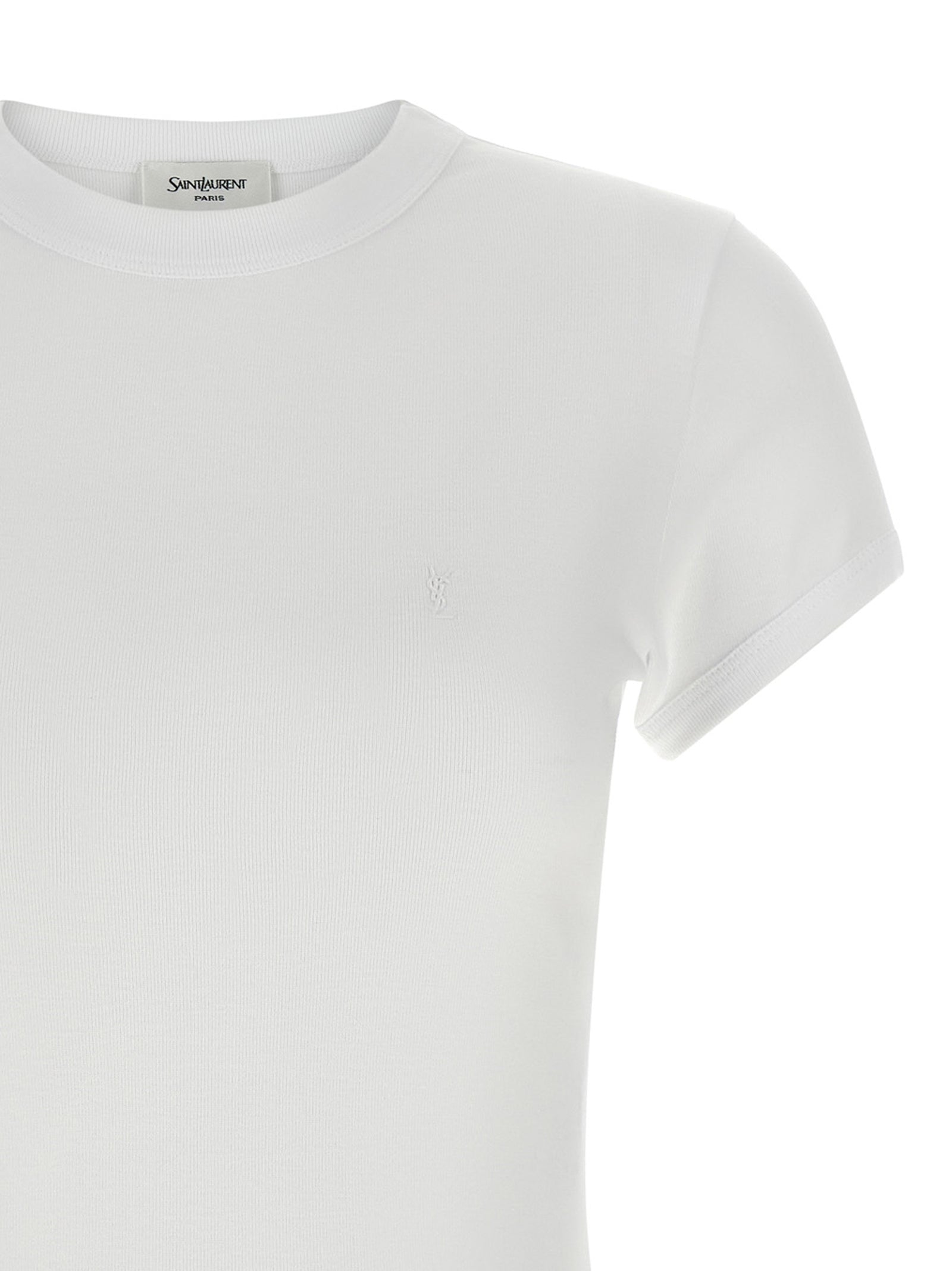T-shirt blanc en coton de la marque Saint Laurent avec logo discret, porté sur un mannequin, vue de face.