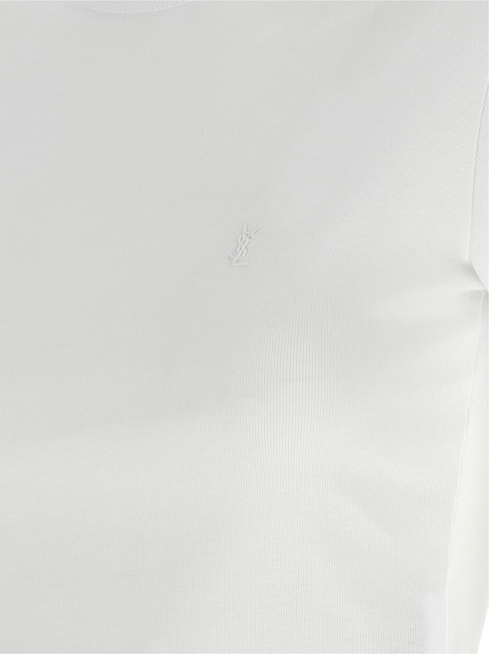 T-shirt blanc en coton de Saint Laurent, vêtement décontracté pour homme, avec logo discret, porté sur un mannequin.