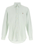 Chemise bicolore en coton Polo Ralph Lauren, près du corps, avec col et boutons, sur un fond neutre.