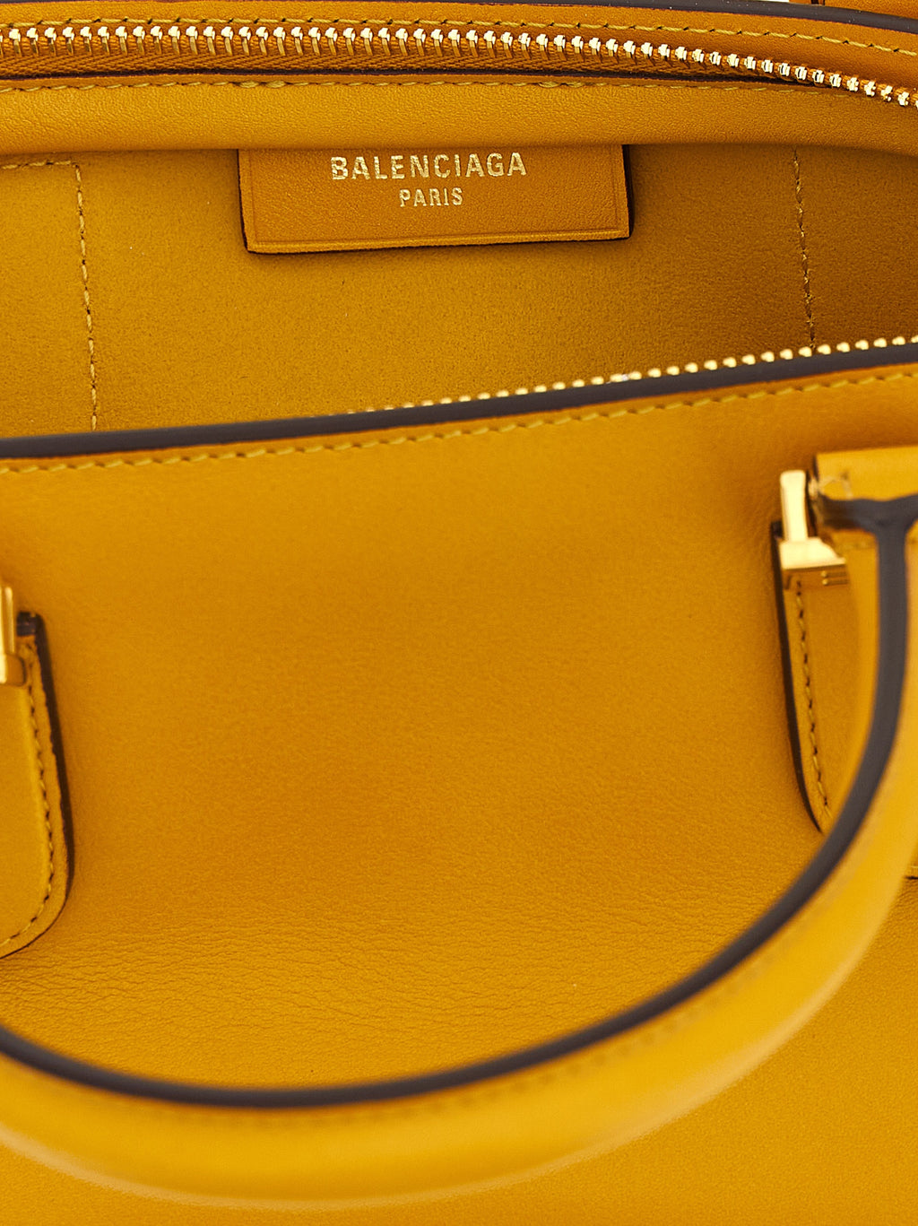 Sac à main Balenciaga en cuir bicolore, style élégant et moderne, avec détails sophistiqués et finition de haute qualité.