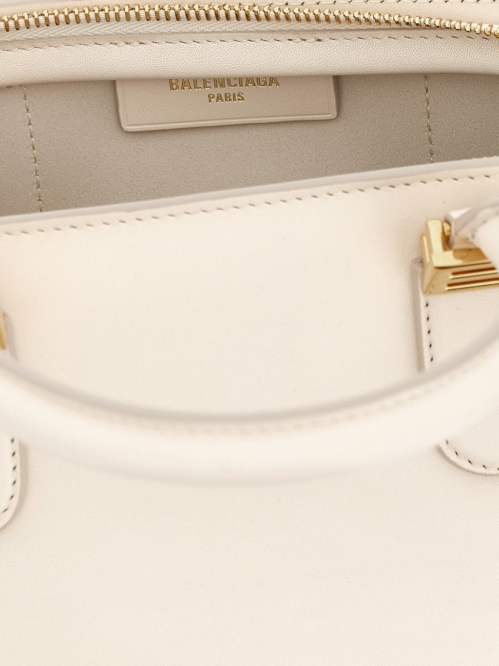 Sac à main Balenciaga en cuir de veau blanc, élégant et sophistiqué, avec design minimaliste et finition haut de gamme.