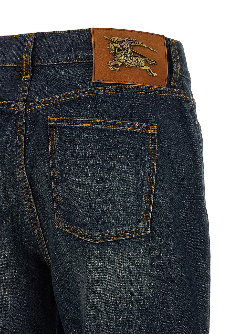 Jeans évasés en coton bleu de la marque Burberry, mode décontractée, visibles en détail sur l'image.