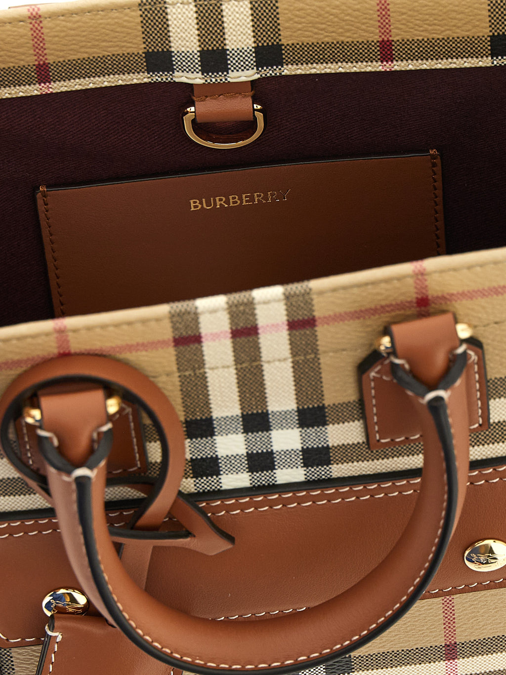 Sac à main tote en polyéthylène beige de Burberry, vue de face, avec logo emblématique visible.