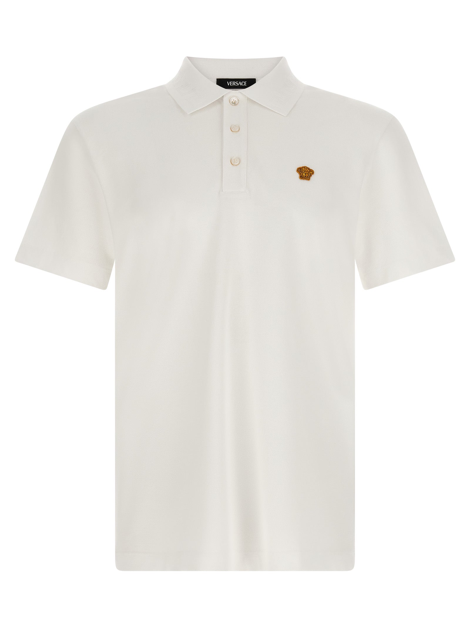 Chemise polo blanche en coton de la marque Versace, vue en gros plan avec col et logo distinctifs visibles.