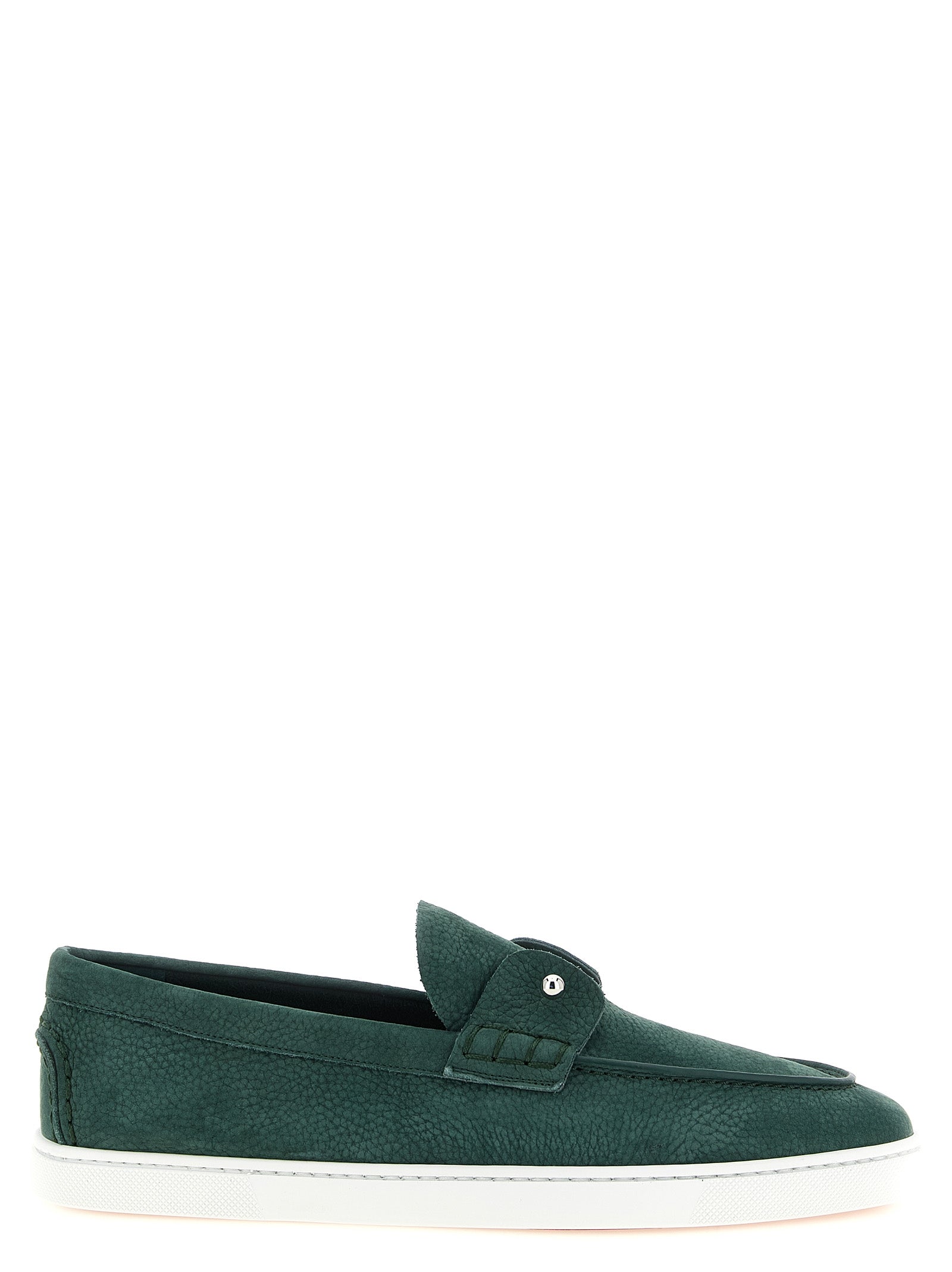 Mocassins Christian Louboutin en cuir de veau bicolore, slip-on, élégants et sophistiqués, avec semelle en caoutchouc rouge signature.
