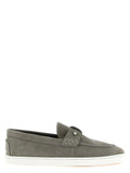 Chaussures Christian Louboutin en cuir de veau gris, mocassins à enfiler élégants pour homme.