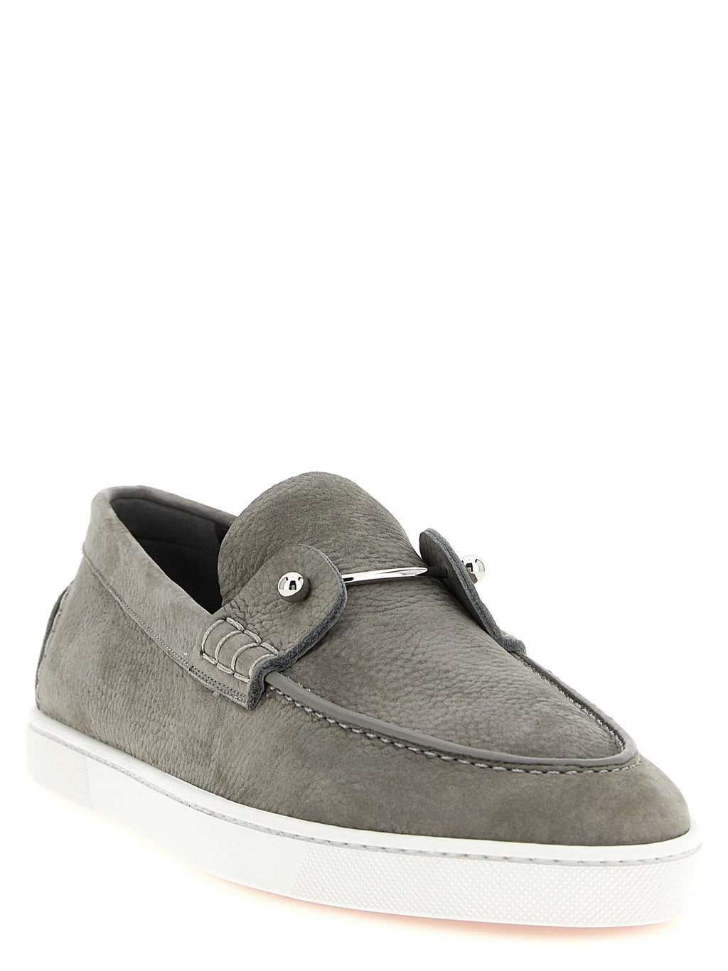 Mocassins Christian Louboutin en veau gris à enfiler, élégants et sophistiqués, visibles sur fond neutre.