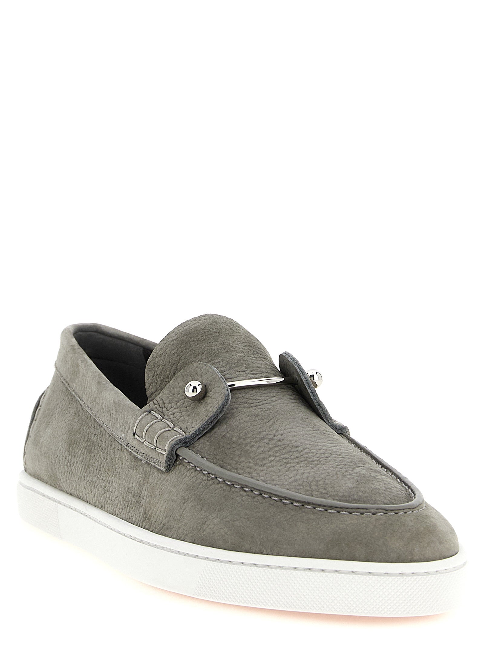 Mocassins Christian Louboutin en veau gris à enfiler, élégants et sophistiqués, visibles sur fond neutre.