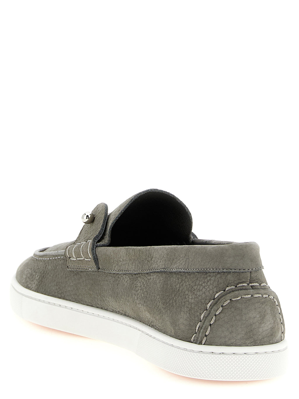 Chaussures Christian Louboutin en cuir de veau gris, mocassins slip-on élégants avec semelles rouges visibles.