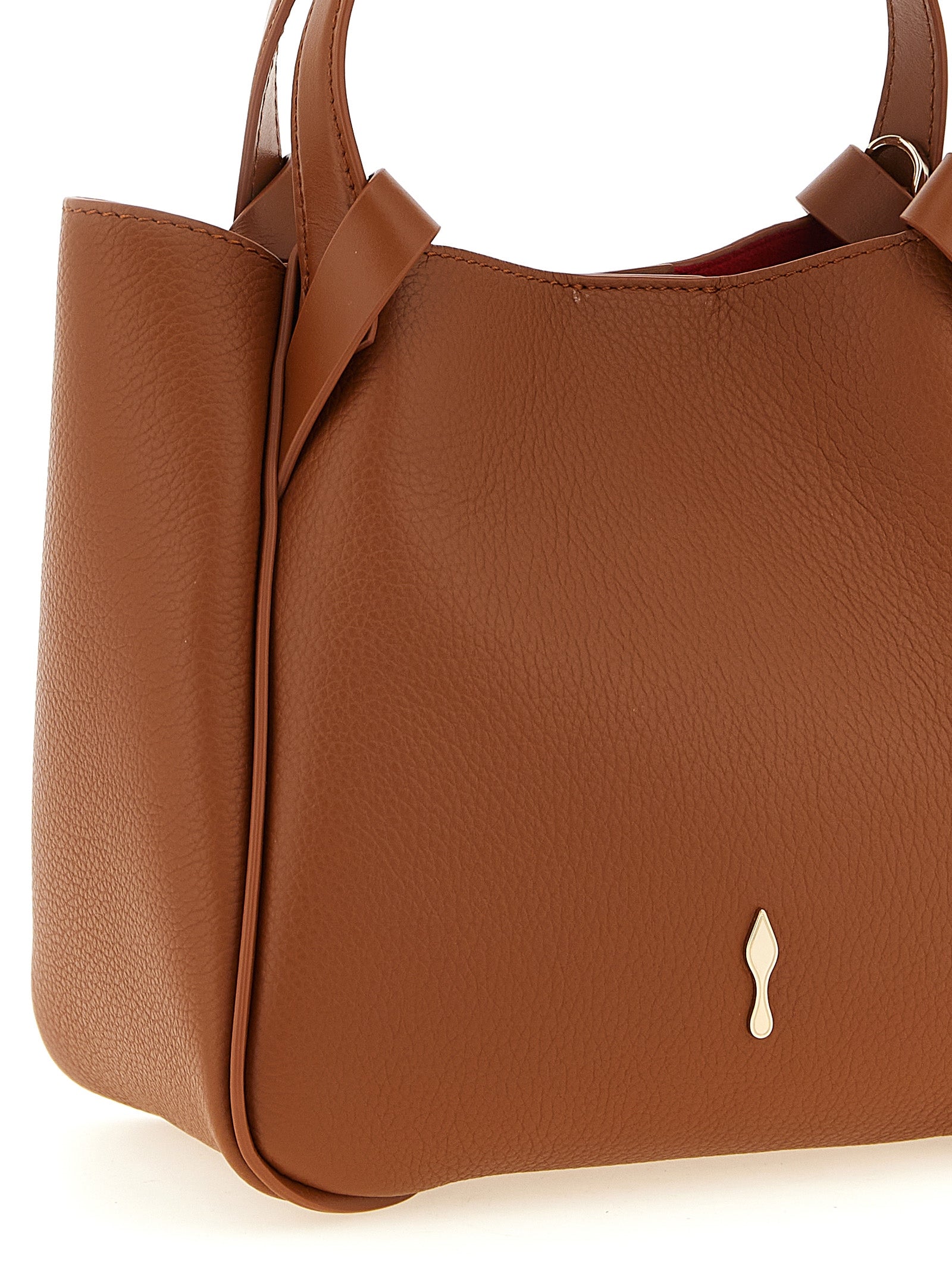 Sac à main Christian Louboutin en cuir de veau marron, grand sac tote élégant avec poignées robustes et détails sophistiqués.