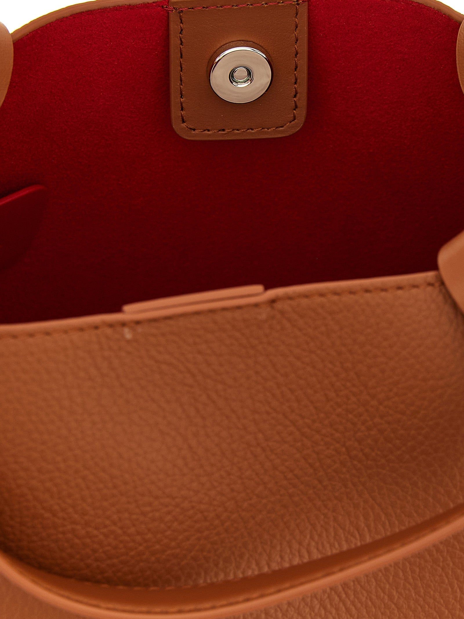 Sac porté main en cuir de veau marron de Christian Louboutin, sac tote élégant avec détails sophistiqués.