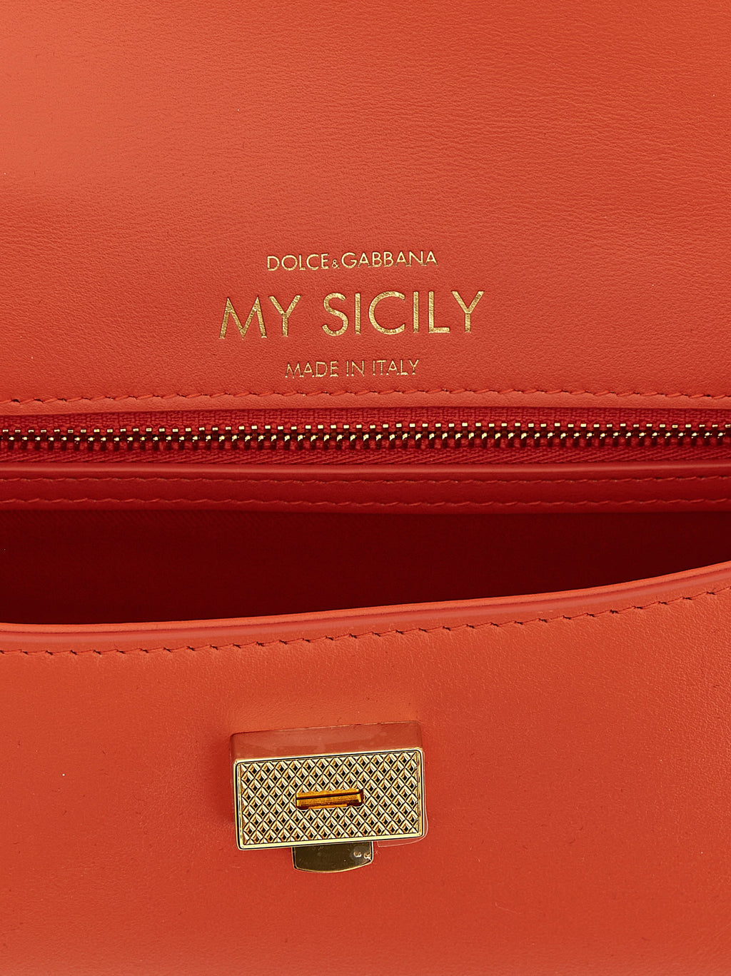 Sac à main en cuir de veau orange Dolce & Gabbana, avec détails élégants et finition raffinée.
