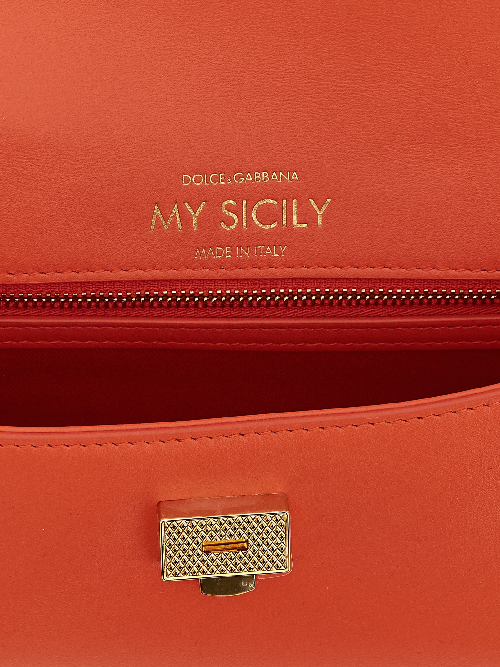 Sac à main en cuir de veau orange Dolce & Gabbana, avec détails élégants et finition raffinée.