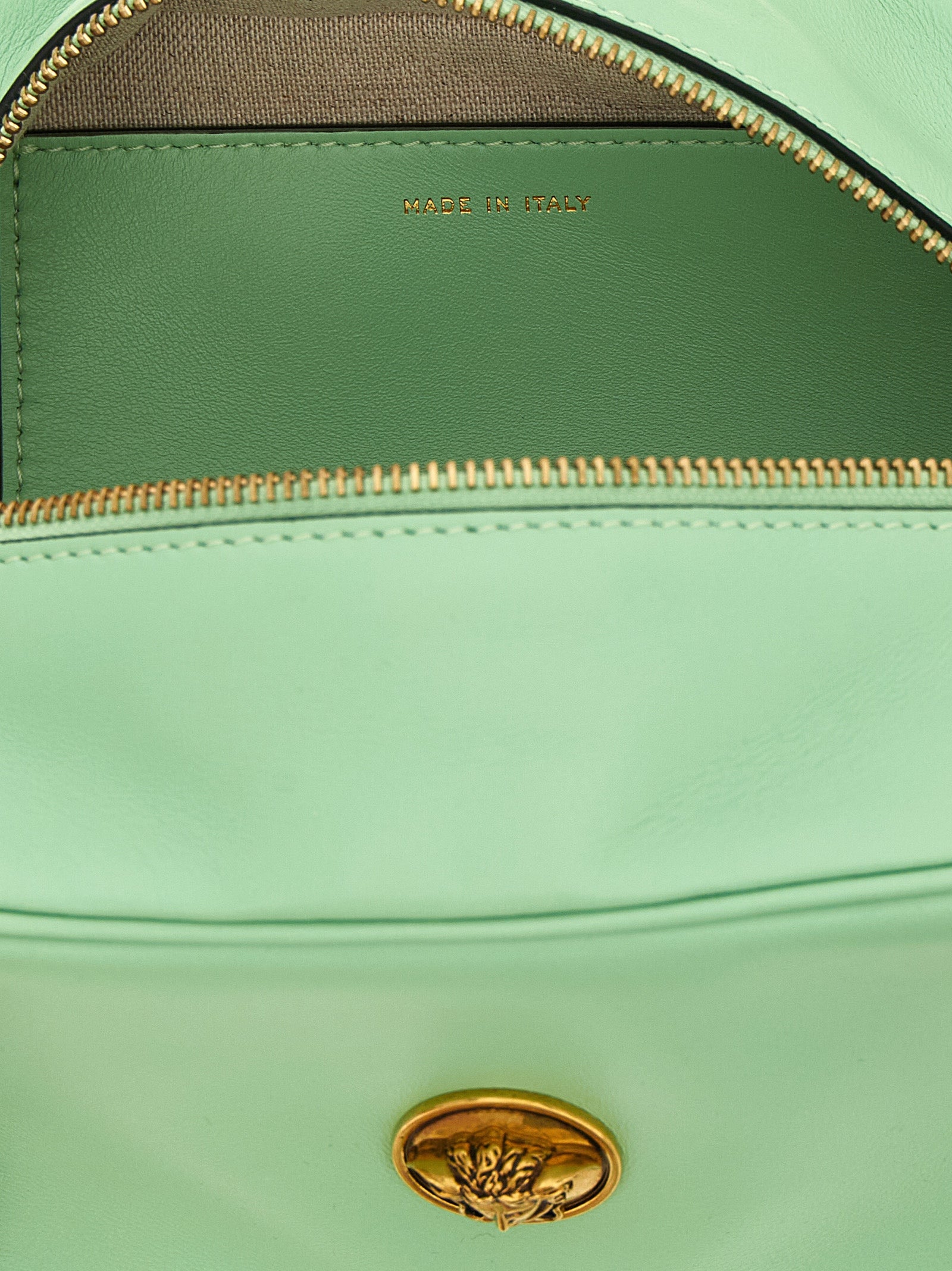 Sac à main à bandoulière en cuir d'agneau bicolore de luxe Versace, avec détails élégants et finition soignée.