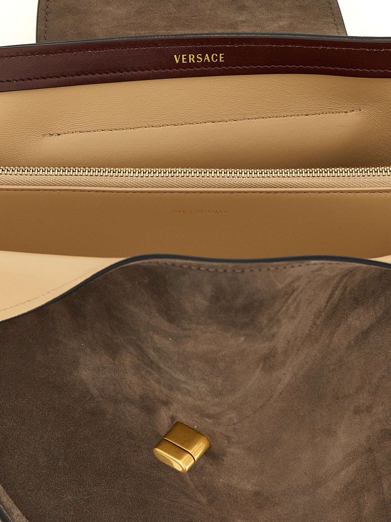 Sac à épaules en cuir de veau marron de Versace, élégant et luxueux, avec détails sophistiqués et logo emblématique.