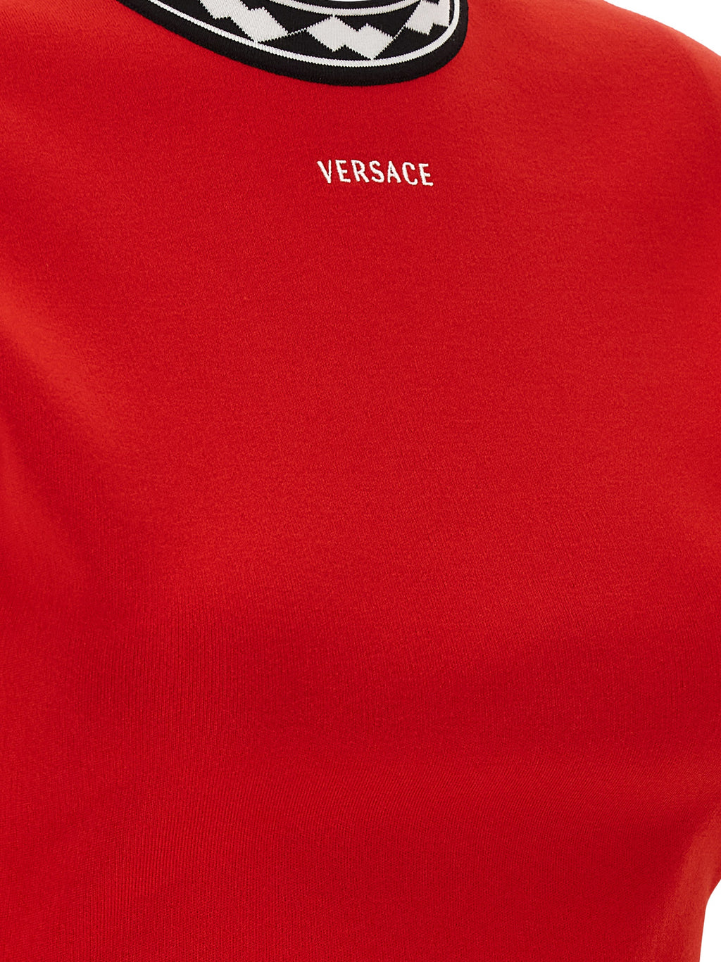 Robe courte en coton multicolore de Versace avec motif audacieux et design élégant, portée avec style et sophistication.