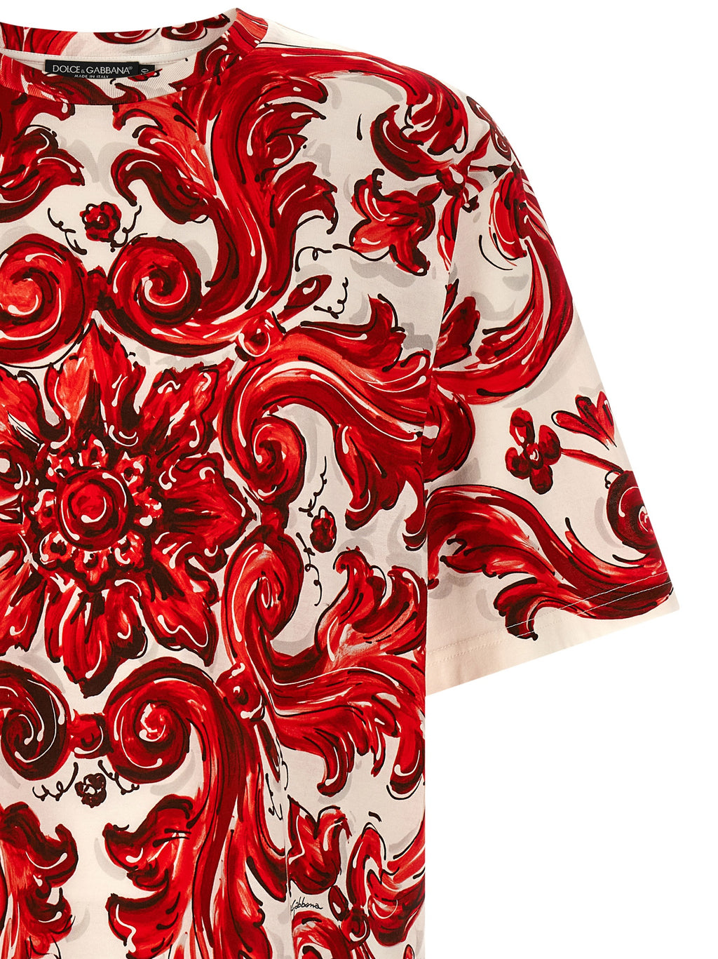 T-shirt en coton multicolore Dolce & Gabbana avec logo et motifs colorés, porté sur mannequin.