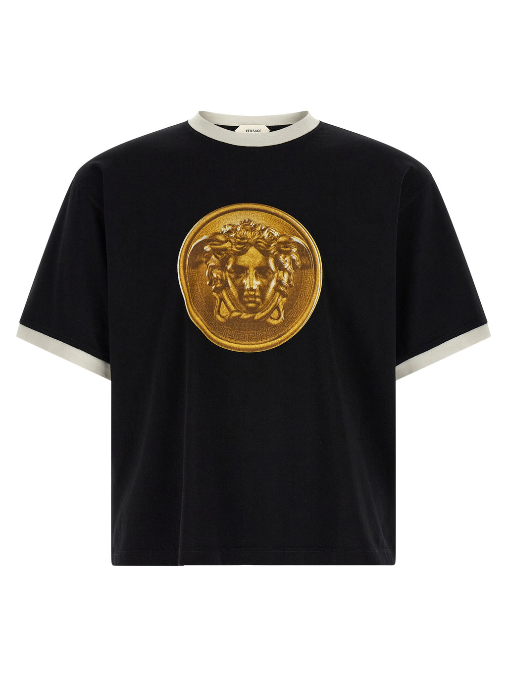 T-shirt noir en coton de la marque Versace avec logo distinctif, porté sur un mannequin.