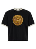 T-shirt noir en coton de la marque Versace avec logo distinctif, porté sur un mannequin.