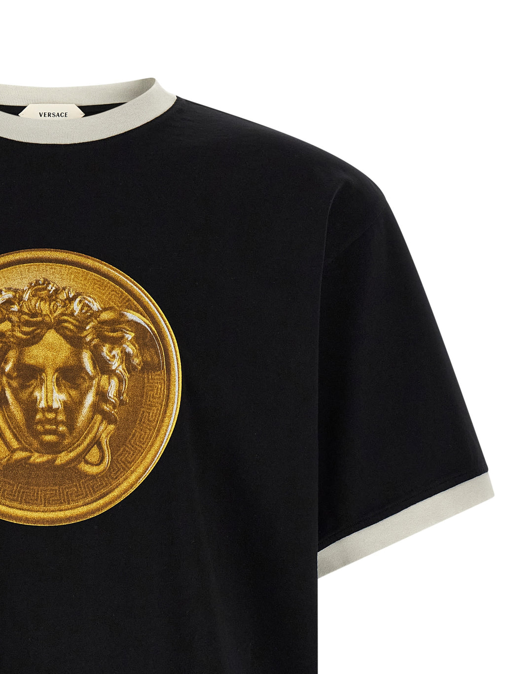 T-shirt en coton noir de la marque Versace, design élégant avec logo emblématique visible sur le devant.