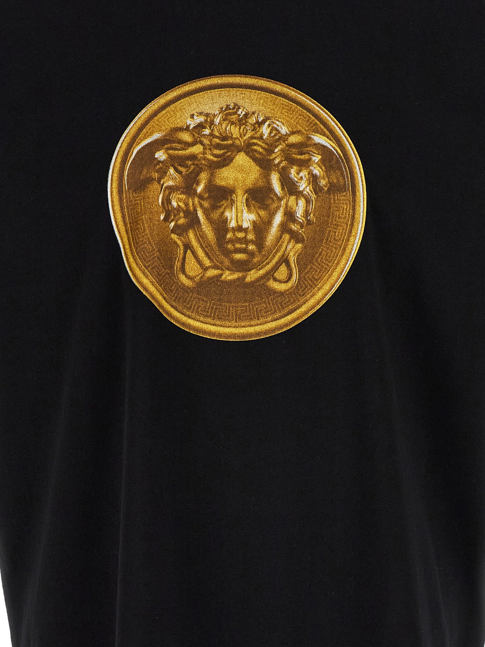 T-shirt noir en coton de la marque Versace, coupe classique avec logo distinctif visible sur le devant.