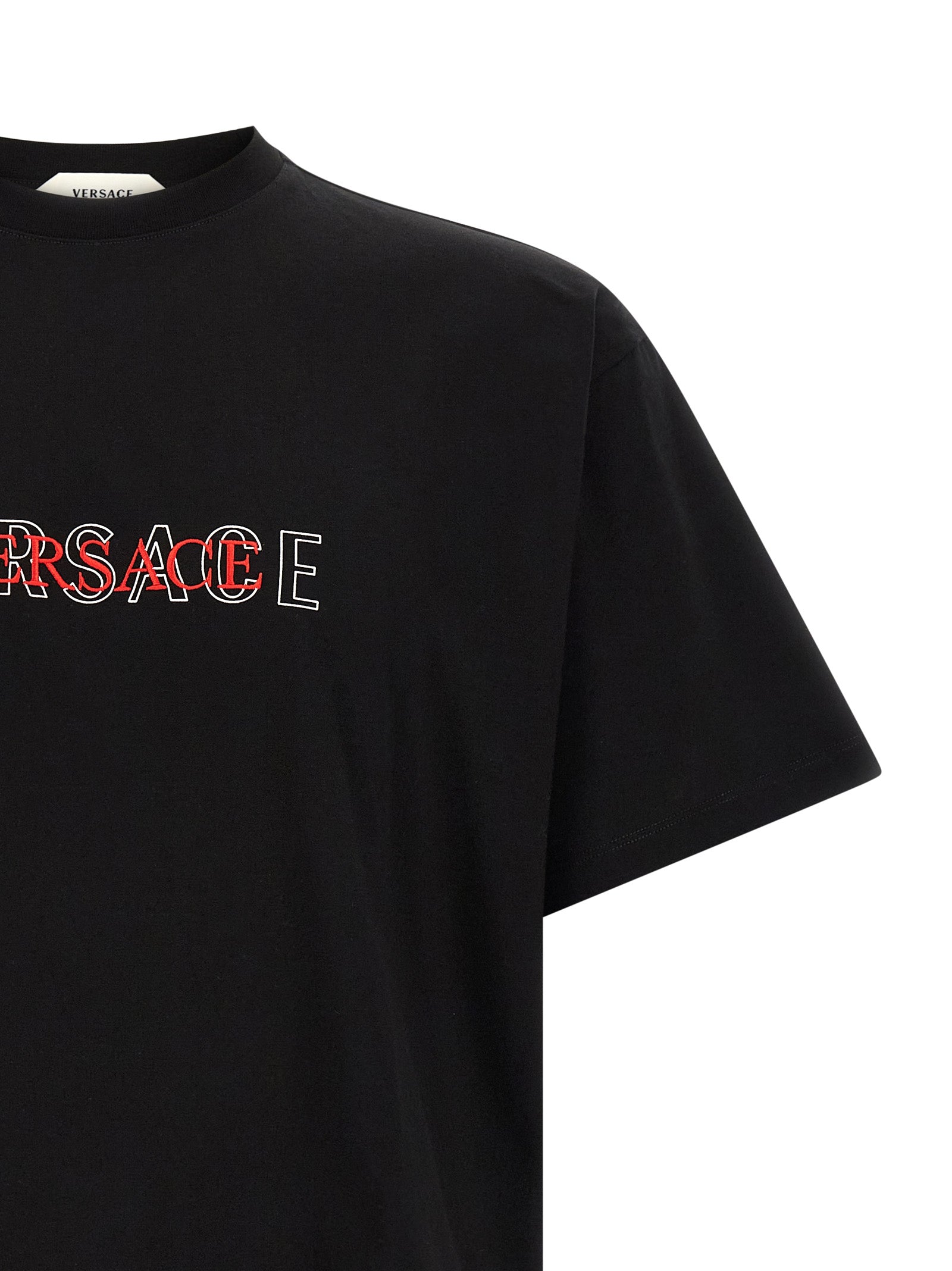 T-shirt noir en coton de la marque Versace, avec logo distinctif et design élégant, porté par un mannequin.
