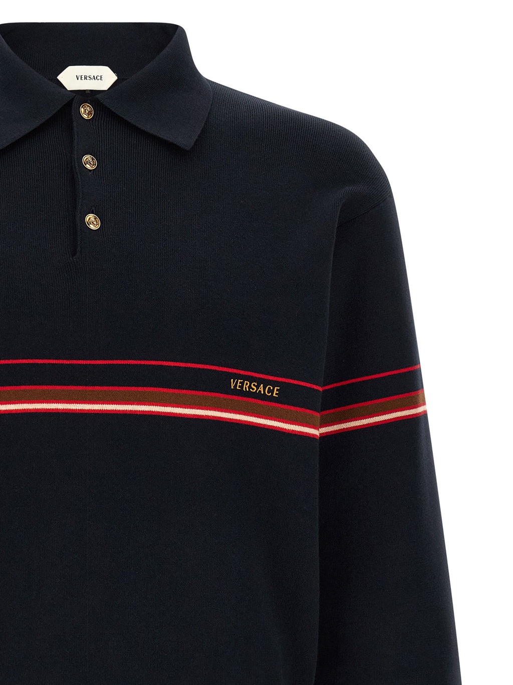 Chemise polo en coton bleu de la marque Versace, avec logo emblématique, portée sur un mannequin.