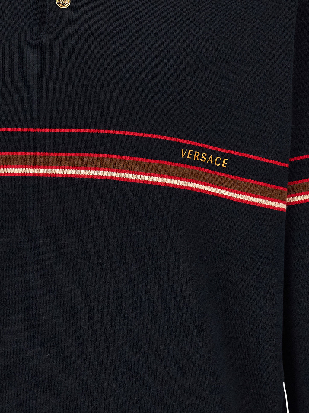 Polo en coton bleu de la marque Versace, avec logo distinctif, porté sur un mannequin.