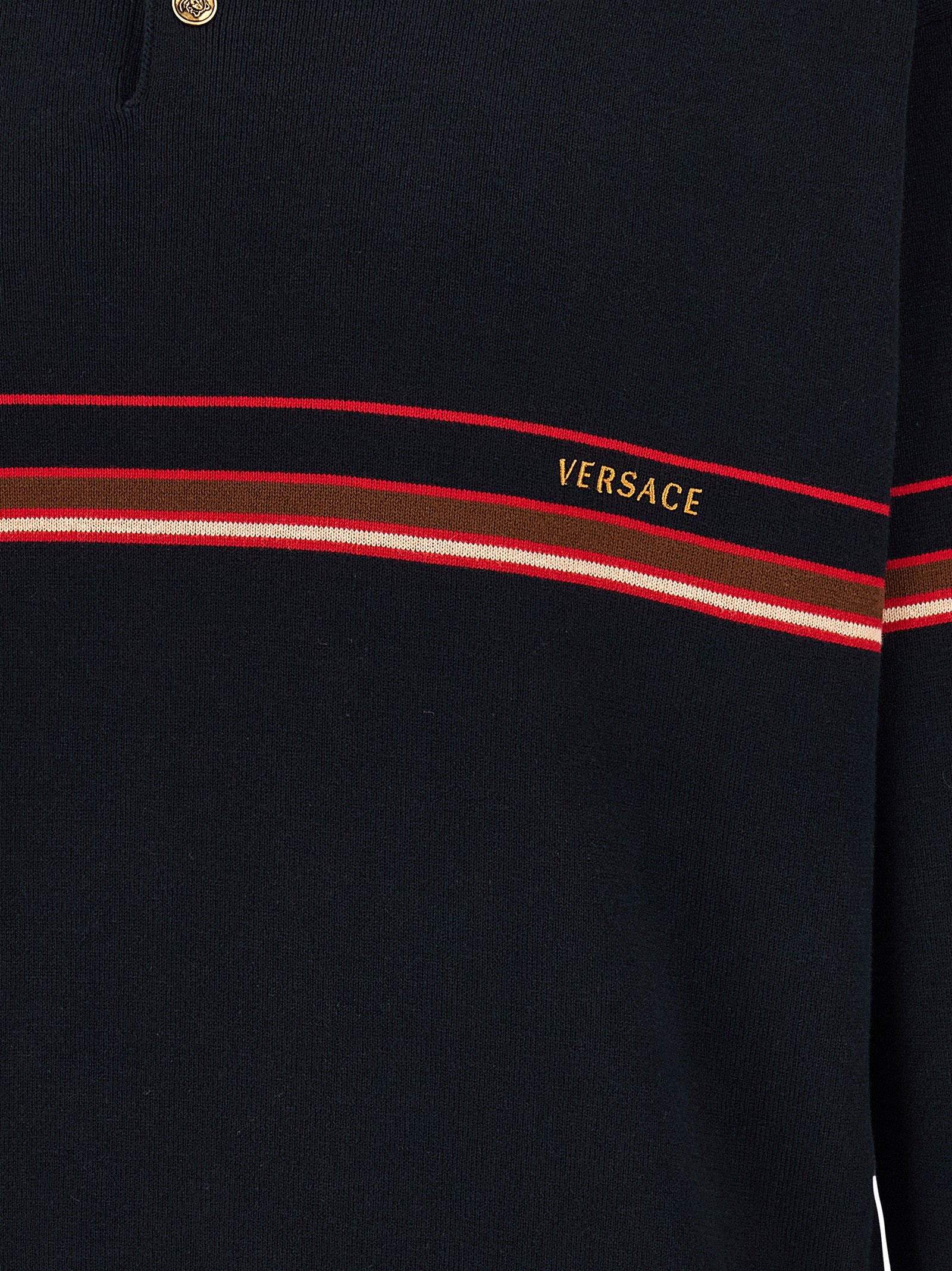 Polo en coton bleu de la marque Versace, avec logo distinctif, porté sur un mannequin.