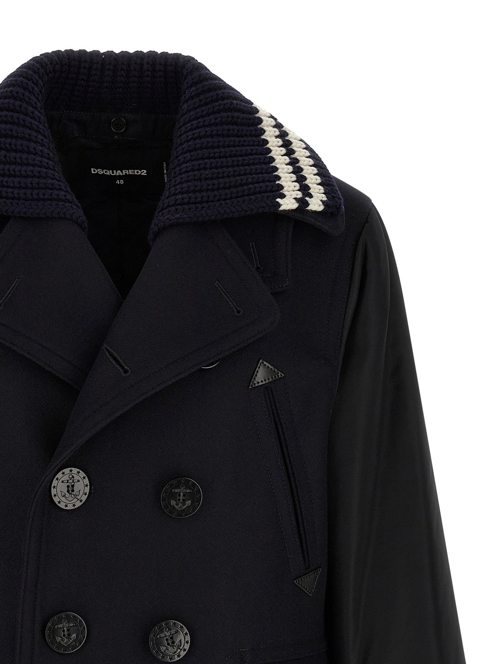 Manteau en laine bleue Dsquared² pour homme, coupe classique avec col et boutons, porté sur un mannequin.