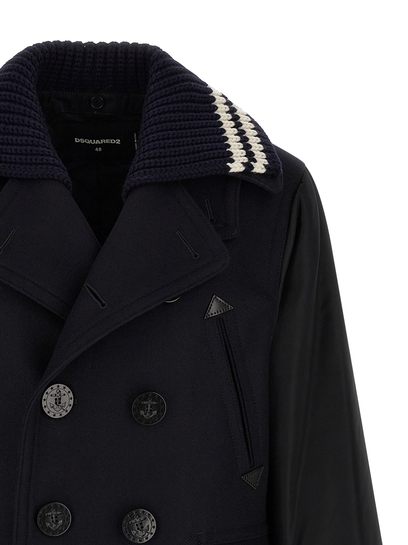 Manteau en laine bleue Dsquared² pour homme, coupe classique avec col et boutons, porté sur un mannequin.
