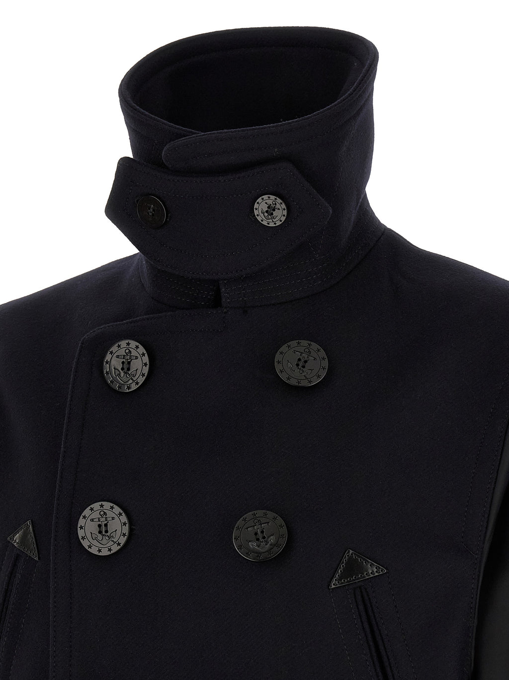 Manteau en laine bleue Dsquared² porté par un mannequin, classique et élégant, avec col et boutons visibles.