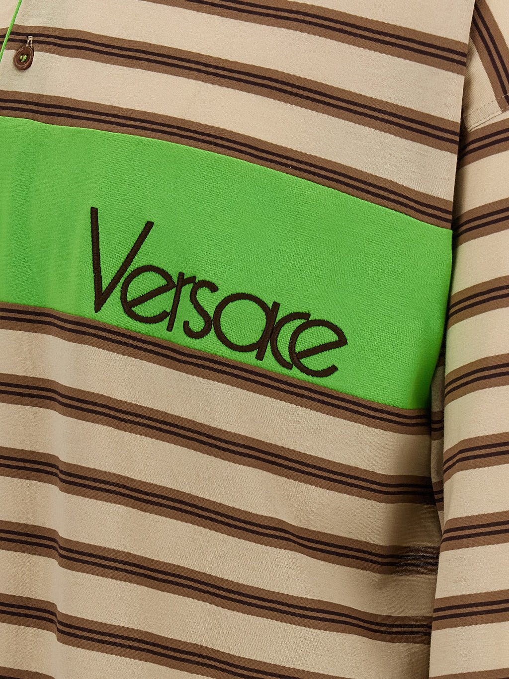 Chemise polo en coton multicolore de Versace, avec logo et design élégant, visible sur l'image.
