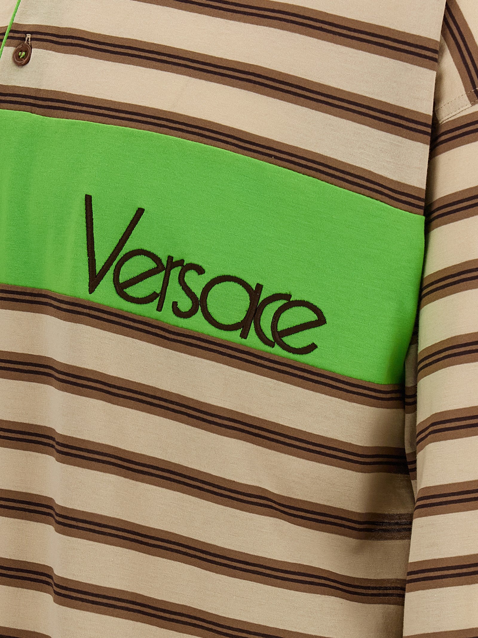 Chemise polo en coton multicolore de Versace, avec logo et design élégant, visible sur l'image.