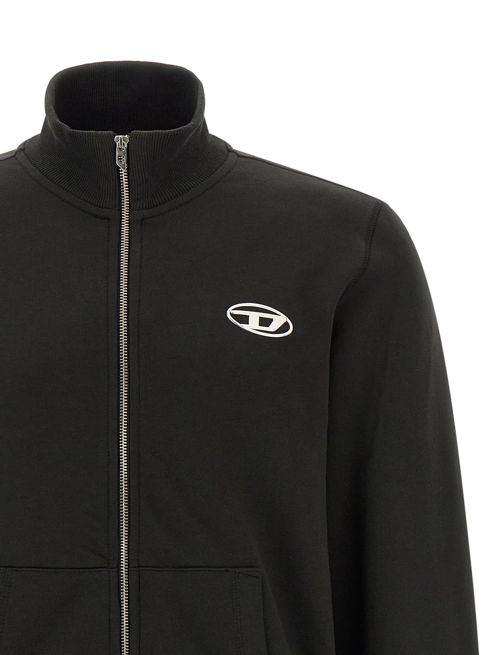 Sweat-shirt en coton noir Diesel, avec logo emblématique, porté de façon décontractée, en gros plan sur le tissu et le design.