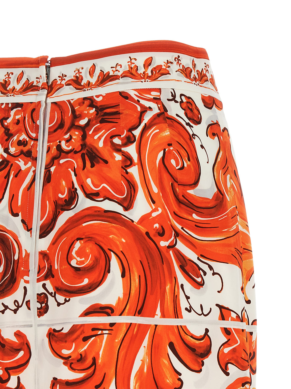 Jupe midi en soie orange Dolce & Gabbana, élégante et fluide, portée avec une silhouette sophistiquée.