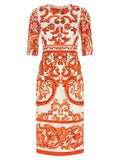 Robe midi en soie orange de Dolce & Gabbana, élégante avec coupe fluide et détails sophistiqués.