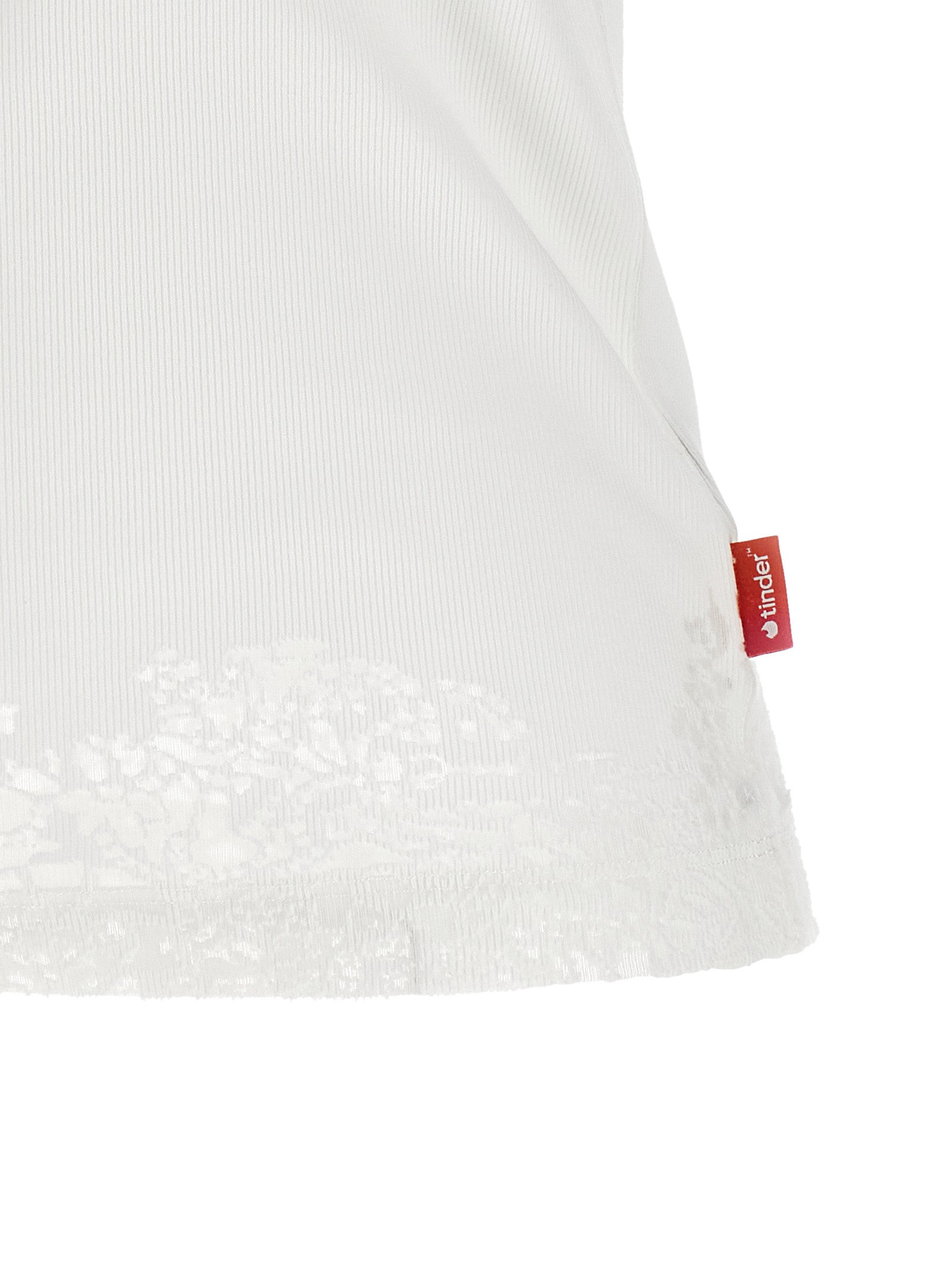 Débardeur blanc en coton de la marque Diesel, modèle léger et confortable, visible avec la texture du tissu et la coupe simple.