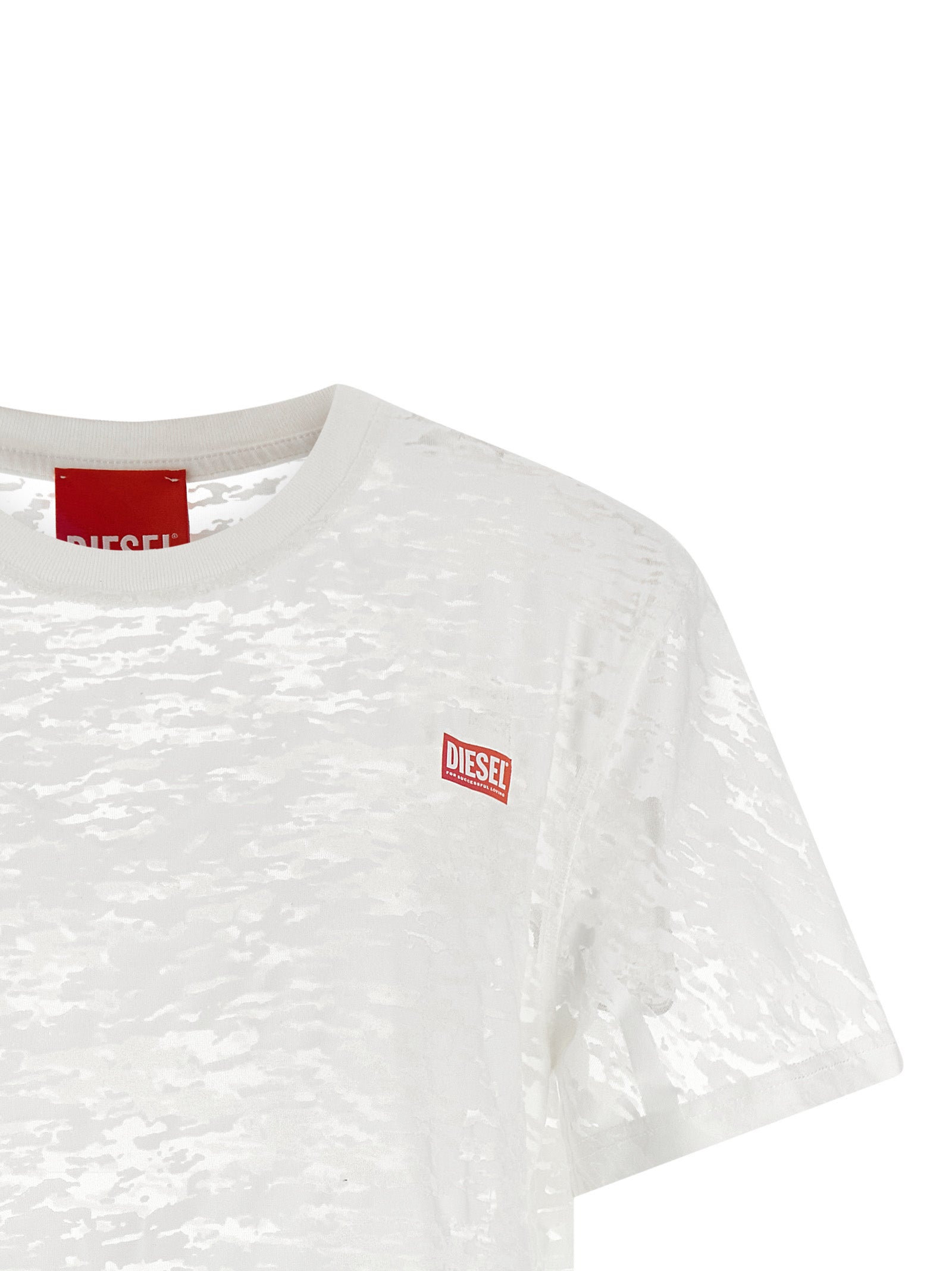 T-shirt en coton blanc de Diesel, style classique avec logo discret, porté sur un mannequin.